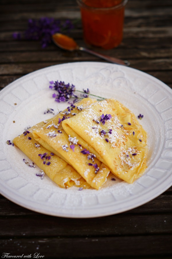 Palatschinken mit Aprikosenmarmelade und Lavendelblüten – Flavoured ...