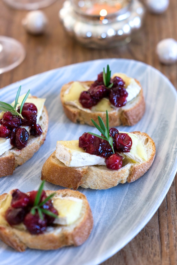 Crostini mit Camembert und Balsamico-Cranberries – Flavoured with Love